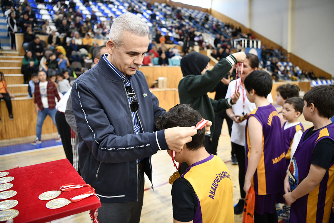 Valimiz Sayın Mehmet Fatih Çiçekli ve eşi Esengül Korkmaz Çiçekli Hanımefendi, Genç Basketbolcuların Madalya Sevincine Ortak Oldu