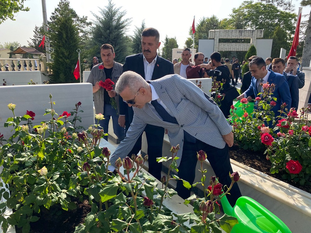 Valimiz Sayın Mehmet Fatih ÇİÇEKLİ, Kurban Bayramı Öncesi Garnizon Şehitliği ve Polis Şehitliğini Ziyaret Etti
