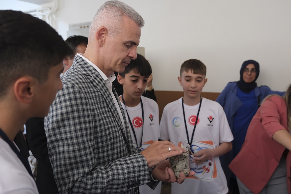 Zübeyde Hanım Ortaokulu Öğrencilerinden Bilime Yön Verecek Buluşlar
